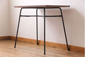 リメイク　ヒノキ無垢材　古い鉄脚を合わせた小振りのテーブル(サイドテーブル、作業台、カフェテーブル)