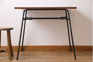 リメイク　ヒノキ無垢材　古い鉄脚を合わせた小振りのテーブル(サイドテーブル、作業台、カフェテーブル)