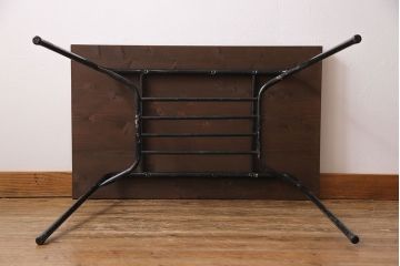 リメイク　ヒノキ無垢材　古い鉄脚を合わせた小振りのテーブル(サイドテーブル、作業台、カフェテーブル)