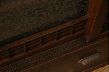 レトロ家具　大正ロマン　レトロガラスが味わい深いリメイクサイドボード(戸棚、収納棚)