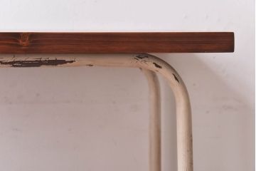 ヒノキ無垢材　ペイント　古い鉄脚がおしゃれなリメイクテーブル(カフェテーブル、鉄脚テーブル、サイドテーブル)