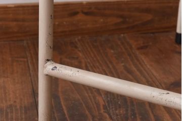 ヒノキ無垢材　ペイント　古い鉄脚がおしゃれなリメイクテーブル(カフェテーブル、鉄脚テーブル、サイドテーブル)