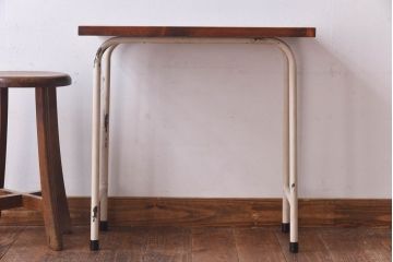 ヒノキ無垢材　ペイント　古い鉄脚がおしゃれなリメイクテーブル(カフェテーブル、鉄脚テーブル、サイドテーブル)