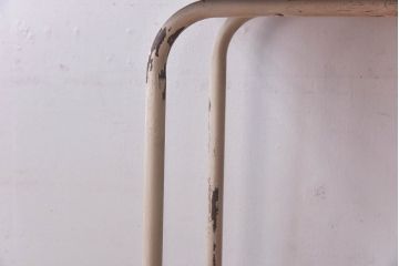 ヒノキ無垢材　ペイント　古い鉄脚がおしゃれなリメイクテーブル(カフェテーブル、鉄脚テーブル、サイドテーブル)