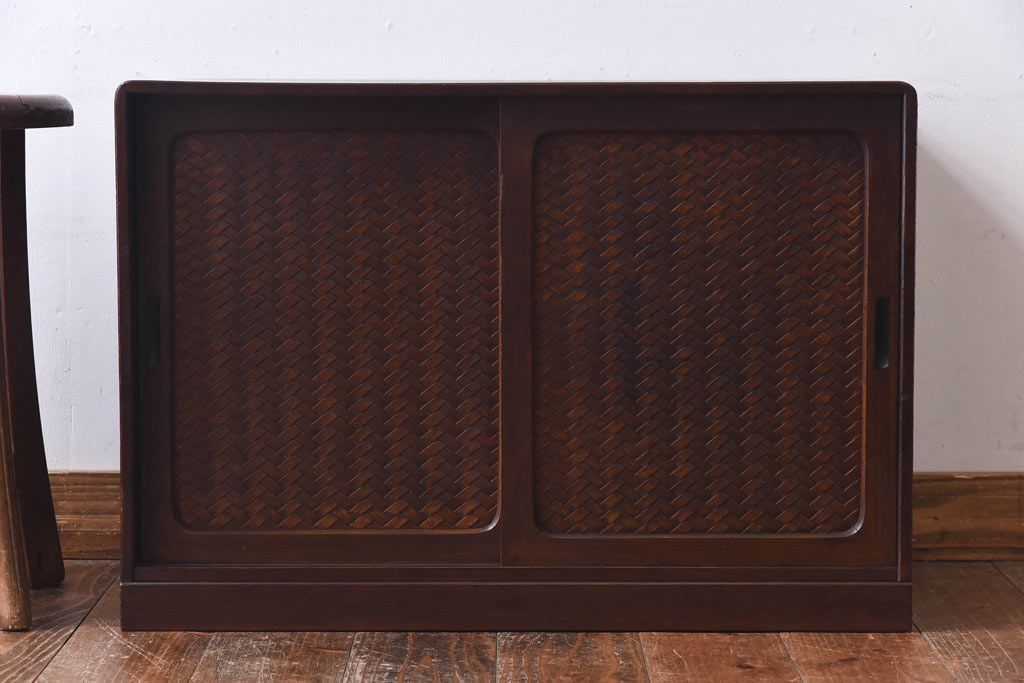 アンティーク家具　昭和初期　情緒ある網代編みの引き戸が美しい小振りの戸棚(収納棚)