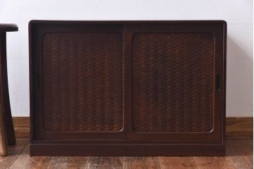 アンティーク家具　昭和初期　情緒ある網代編みの引き戸が美しい小振りの戸棚(収納棚)
