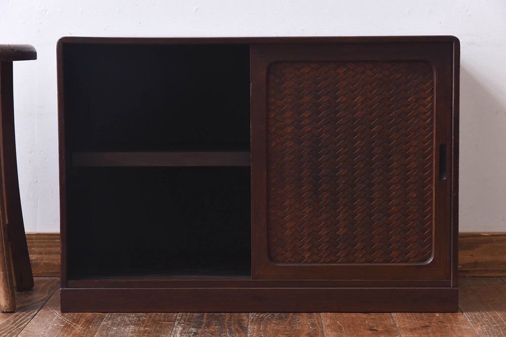 アンティーク家具　昭和初期　情緒ある網代編みの引き戸が美しい小振りの戸棚(収納棚)