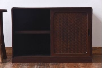 アンティーク家具　昭和初期　情緒ある網代編みの引き戸が美しい小振りの戸棚(収納棚)