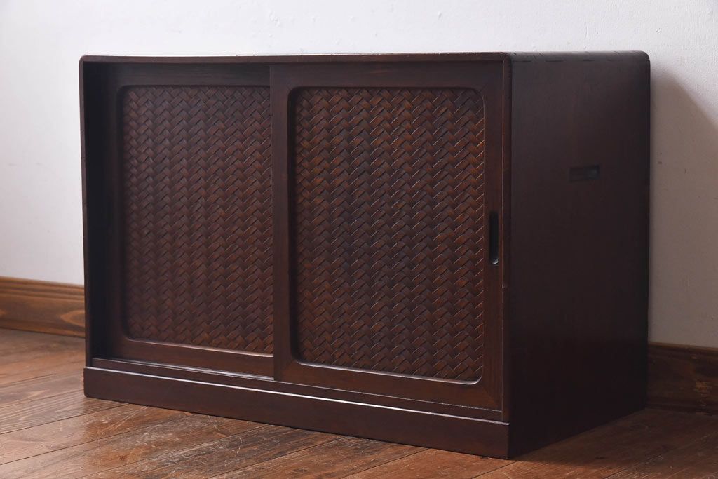 アンティーク家具　昭和初期　情緒ある網代編みの引き戸が美しい小振りの戸棚(収納棚)