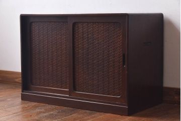アンティーク家具　昭和初期　情緒ある網代編みの引き戸が美しい小振りの戸棚(収納棚)