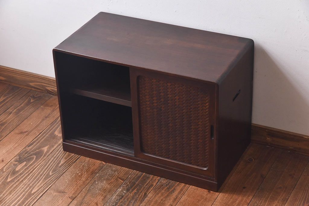 アンティーク家具　昭和初期　情緒ある網代編みの引き戸が美しい小振りの戸棚(収納棚)