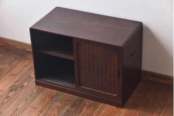 アンティーク家具　昭和初期　情緒ある網代編みの引き戸が美しい小振りの戸棚(収納棚)