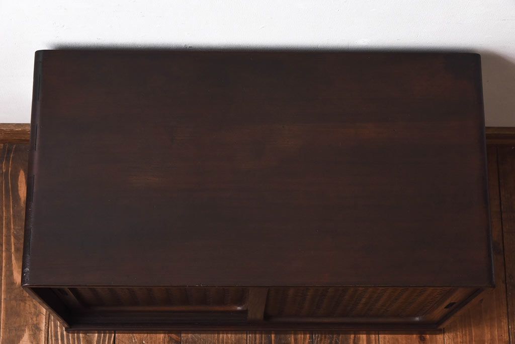 アンティーク家具　昭和初期　情緒ある網代編みの引き戸が美しい小振りの戸棚(収納棚)