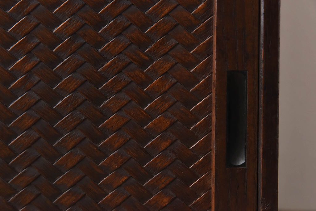 アンティーク家具　昭和初期　情緒ある網代編みの引き戸が美しい小振りの戸棚(収納棚)
