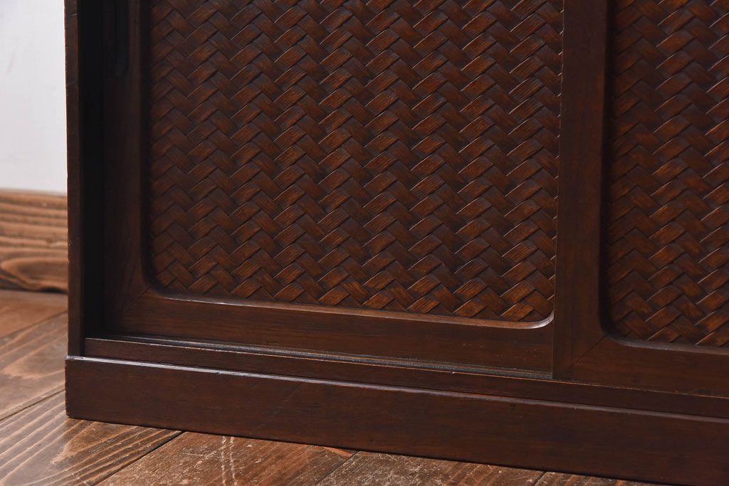 アンティーク家具　昭和初期　情緒ある網代編みの引き戸が美しい小振りの戸棚(収納棚)