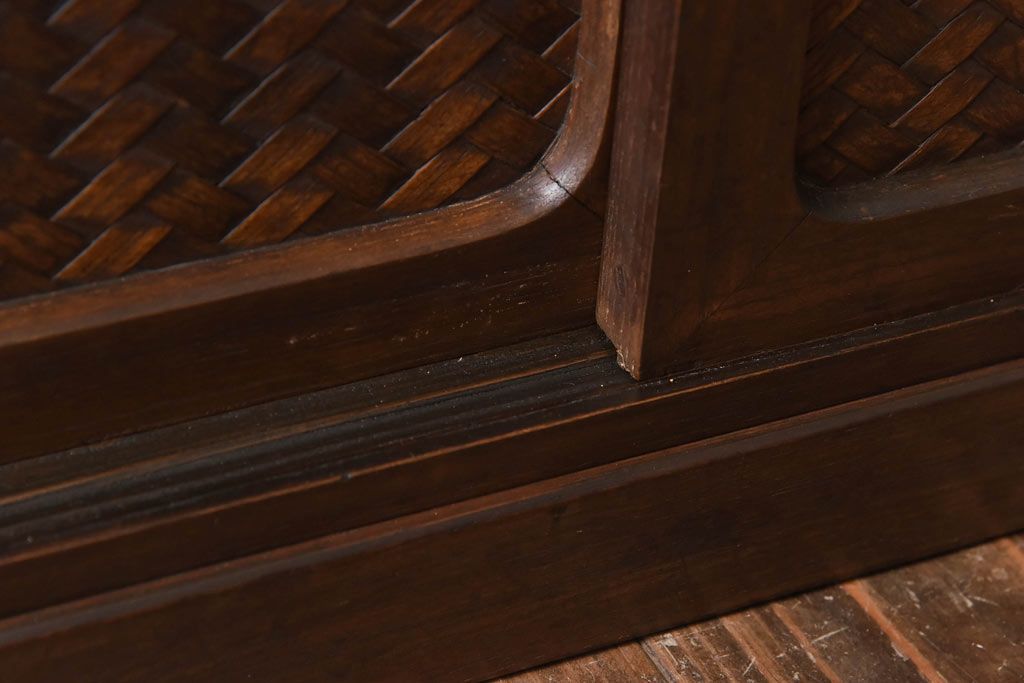 アンティーク家具　昭和初期　情緒ある網代編みの引き戸が美しい小振りの戸棚(収納棚)