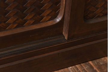 アンティーク家具　昭和初期　情緒ある網代編みの引き戸が美しい小振りの戸棚(収納棚)