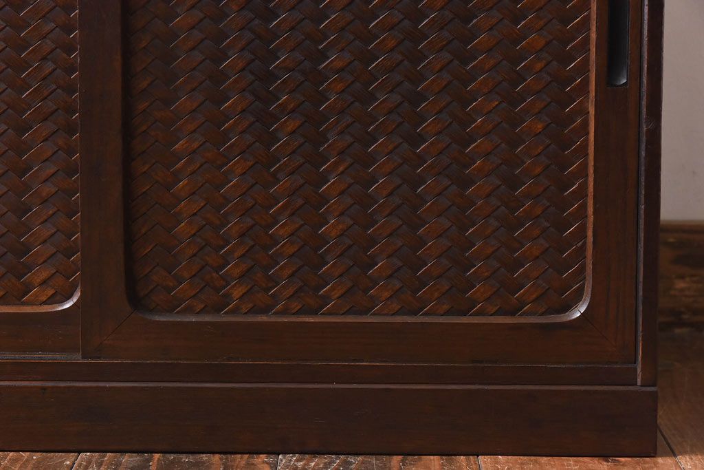 アンティーク家具　昭和初期　情緒ある網代編みの引き戸が美しい小振りの戸棚(収納棚)