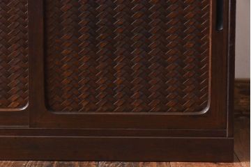 アンティーク家具　昭和初期　情緒ある網代編みの引き戸が美しい小振りの戸棚(収納棚)