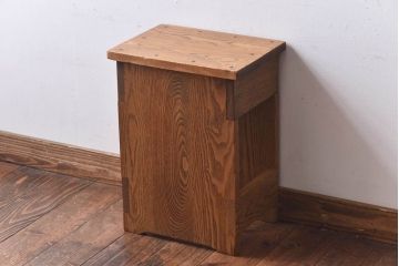 中古　ニレ材　懐かしさを感じる学校の角スツール(花台、ディスプレー台)