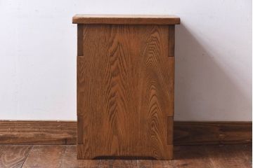 中古　ニレ材　懐かしさを感じる学校の角スツール(花台、ディスプレー台)(1)