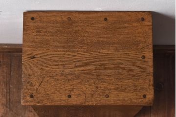 中古　ニレ材　懐かしさを感じる学校の角スツール(花台、ディスプレー台)(1)