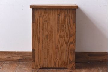 中古　ニレ材　懐かしさを感じる学校の角スツール(花台、ディスプレー台)(1)