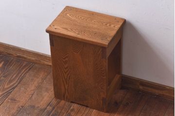 中古　ニレ材　ノスタルジックな佇まいの学校スツール(花台、ディスプレー台)