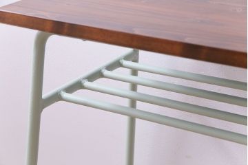 アンティーク家具　ヒノキ無垢材　淡いカラーのペイント鉄脚テーブル(作業台、カウンターテーブル)(2)