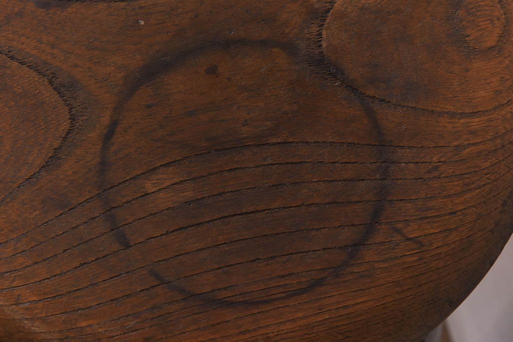 レトロ家具　昭和レトロ　ケヤキ材　丸くへこんだ形が愛らしいスツール(チェア、イス)