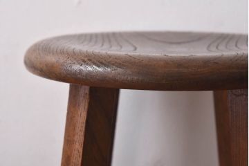 レトロ家具　昭和レトロ　ケヤキ材　丸くへこんだ形が愛らしいスツール(チェア、イス)