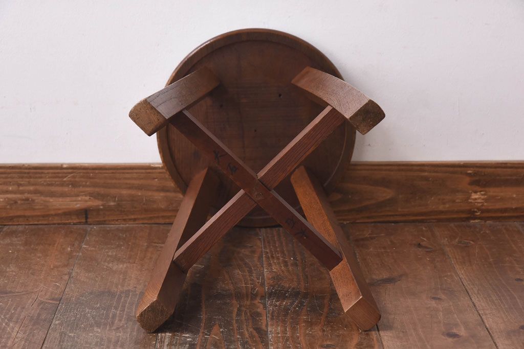 レトロ家具　昭和レトロ　ケヤキ材　丸くへこんだ形が愛らしいスツール(チェア、イス)