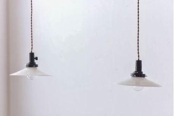 平笠シェードがレトロな雰囲気を醸すペンダントライト(天井照明、吊り下げ照明)2個セット(1)