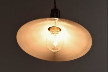 平笠シェードがレトロな雰囲気を醸すペンダントライト(天井照明、吊り下げ照明)2個セット(1)