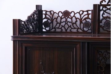 中古　民芸家具　黒檀材(唐木)製　高級品!彫刻が素晴らしいサイドボード(キャビネット、飾り棚)(定価約220万円)(1)