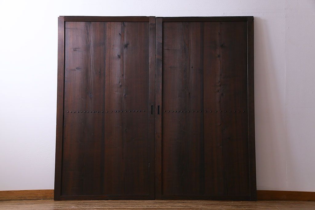 和製アンティーク　鋲が重厚感と渋さを醸し出す板戸(引き戸、建具)2枚セット(1)