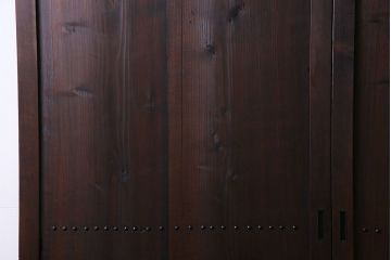 和製アンティーク　鋲が重厚感と渋さを醸し出す板戸(引き戸、建具)2枚セット(1)