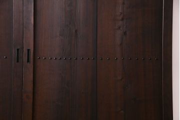 和製アンティーク　鋲が重厚感と渋さを醸し出す板戸(引き戸、建具)2枚セット(1)