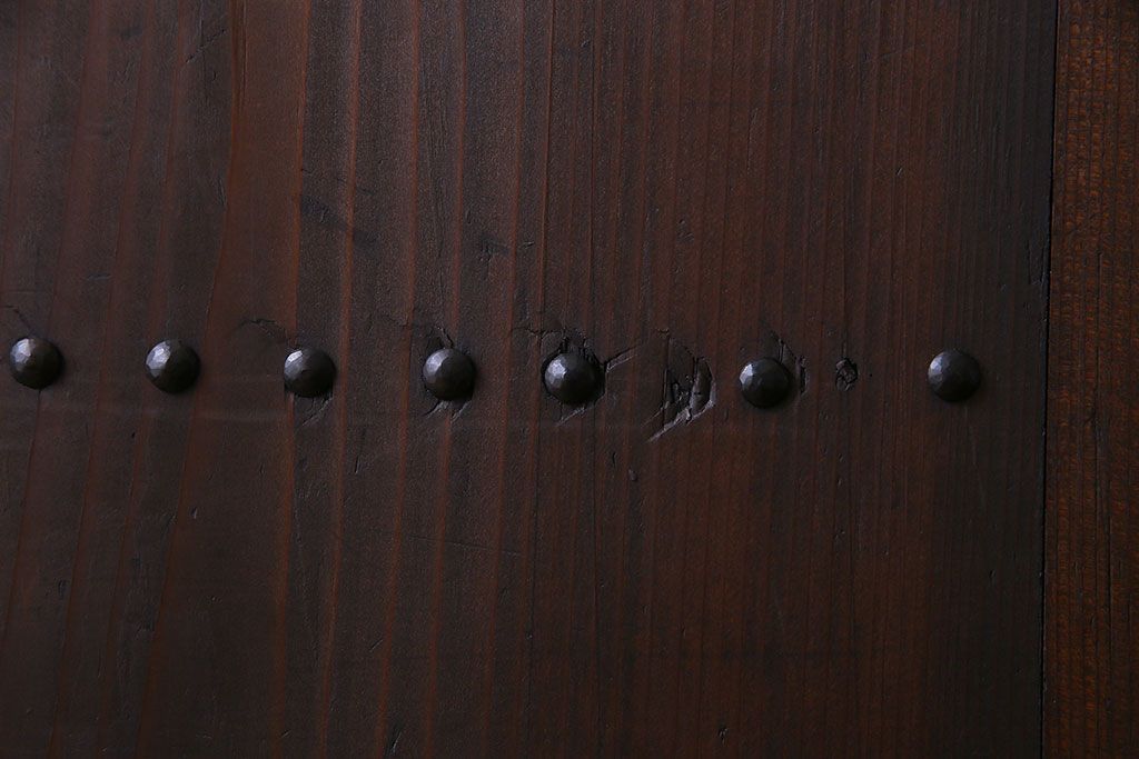 和製アンティーク　鋲が重厚感と渋さを醸し出す板戸(引き戸、建具)2枚セット(1)