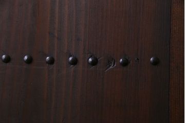 和製アンティーク　鋲が重厚感と渋さを醸し出す板戸(引き戸、建具)2枚セット(1)