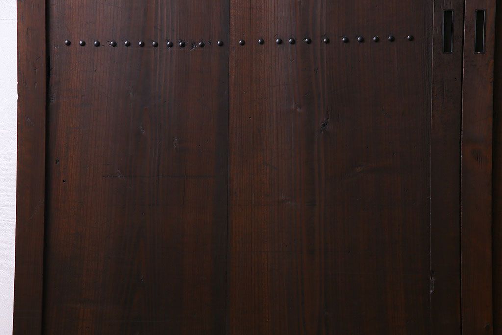 和製アンティーク　鋲が重厚感と渋さを醸し出す板戸(引き戸、建具)2枚セット(1)