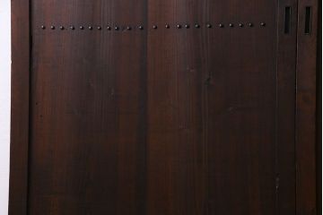 和製アンティーク　鋲が重厚感と渋さを醸し出す板戸(引き戸、建具)2枚セット(1)