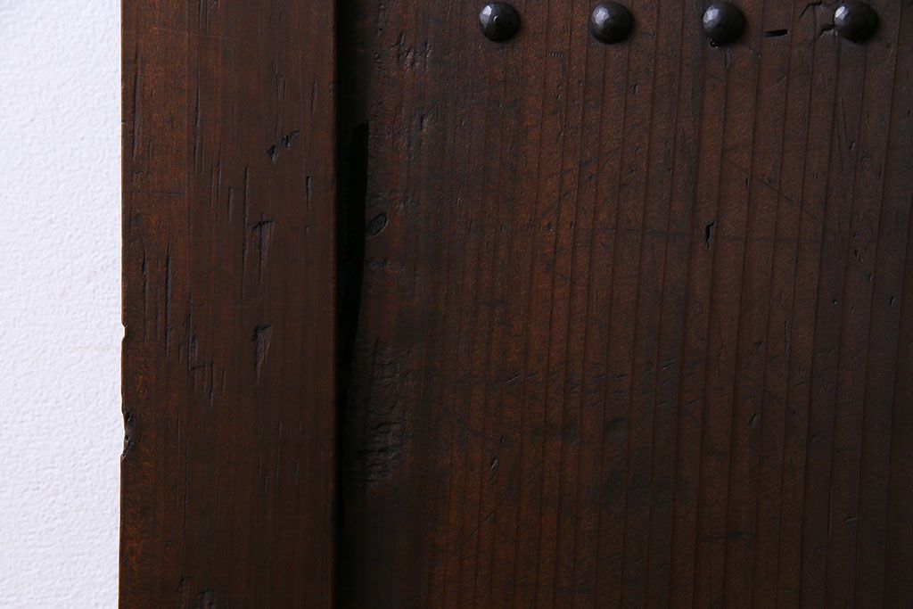 和製アンティーク　鋲が重厚感と渋さを醸し出す板戸(引き戸、建具)2枚セット(1)