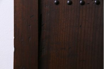 和製アンティーク　鋲が重厚感と渋さを醸し出す板戸(引き戸、建具)2枚セット(1)