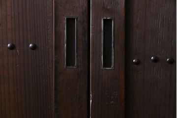 和製アンティーク　鋲が重厚感と渋さを醸し出す板戸(引き戸、建具)2枚セット(2)