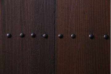 和製アンティーク　鋲が重厚感と渋さを醸し出す板戸(引き戸、建具)2枚セット(2)