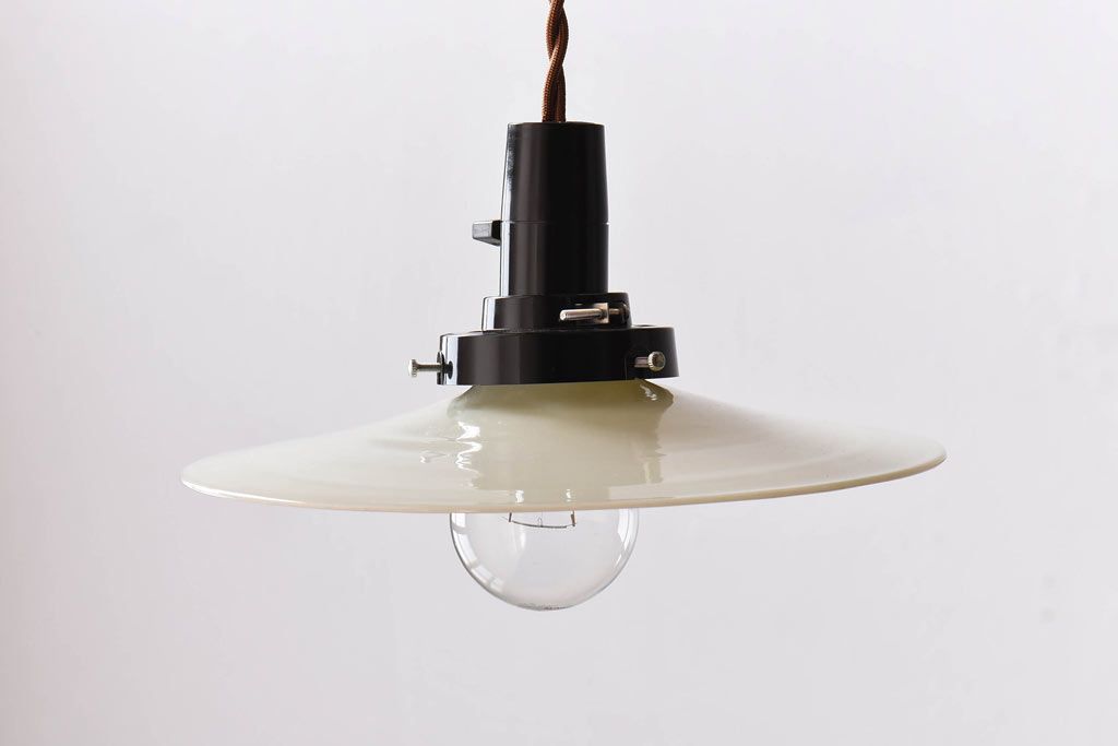 昭和レトロ　柔らかな光を作り出す平笠シェードのペンダントライト(天井照明、吊り下げ照明、電笠)