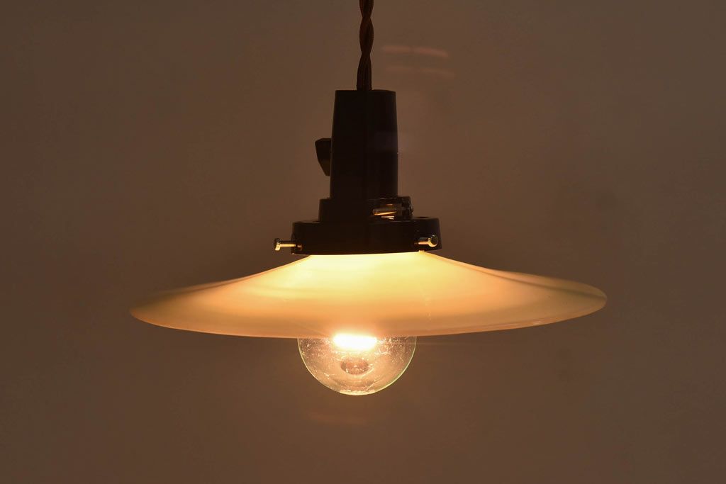 昭和レトロ　柔らかな光を作り出す平笠シェードのペンダントライト(天井照明、吊り下げ照明、電笠)