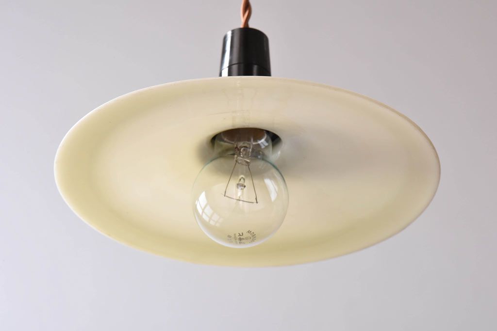 昭和レトロ　柔らかな光を作り出す平笠シェードのペンダントライト(天井照明、吊り下げ照明、電笠)