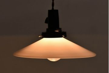 昭和レトロ　柔らかな光を作り出す平笠シェードのペンダントライト(天井照明、吊り下げ照明、電笠)(1)